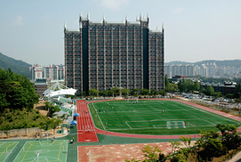광주대학교 운동장이 넓게 펼쳐져 있으며 옆으로 테니스장도 보인다.