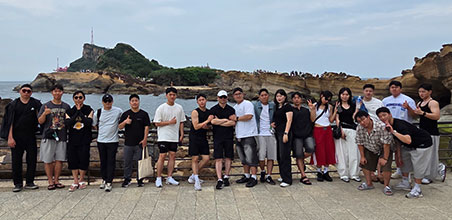 ROTC 통계병영훈련 입소 기간/장소 : 13.1.7~19(2주간) / 육군학생군사학교 제221(광주대) 학생군사교육단 이라고 적힌 플랜카드가 위에 걸려 있으며 중앙에 교수님과 함께 군복을 입은 학생들이 주먹을 불끈 쥔 포즈를 취하고 있다.