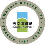 가운데 광주대학교 로고가 있고 베이지색 원형 테두리에 GWANGJU UNIVERSITY GWANGJU 1980 KOREA가 짙은녹색 글씨로 쓰여져 있는 엠블럼.