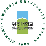가운데 광주대학교 로고가 있고 원형 테두리로 GWANGJU UNIVERSITY GWANGJU 1980 KOREA가 짙은녹색 글씨로 쓰여져 있는 엠블럼.