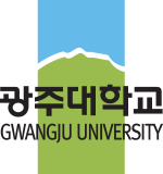 광주대학교 기본 심볼마크 : 위는 하늘색 아래는 연두색으로 조합된 가로가 짧은 직사각형의 광주대 로고 위에 상단에 광주대학교 하단에 GWANGJU UNIVERSITY라고 적혀있다.