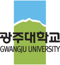 위는 하늘색 아래는 연두색으로 조합된 가로가 짧은 직사각형의 광주대 로고 위에 상단에 광주대학교 하단에 GWANGJU UNIVERSITY라고 적혀있다.