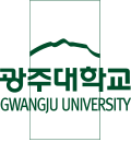 배경이 투명하고 초록색 선으로 구성된 광주대 로고 위에 상단에 광주대학교 하단에 GWANGJU UNIVERSITY라고 적혀있다.