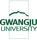 배경이 투명하고 초록색 선으로 구성된 광주대 로고 위에 상단에 GWANGJU 하단에 UNIVERSITY라고 적혀있다.