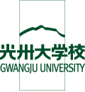 배경이 투명하고 초록색 선으로 구성된 광주대 로고 위에 상단에 光州大學敎 하단에 UNIVERSITY라고 적혀있다