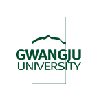 배경이 투명하고 초록색 선으로 구성된 광주대 로고 위에 상단에 GWANGJU 하단에 UNIVERSITY라고 적혀있다.